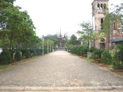 basilica_belltower_road.JPG (847453 bytes)